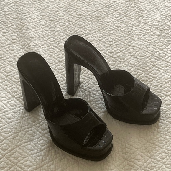 Never worn croc heels in a size eight - Picture 2 of 2